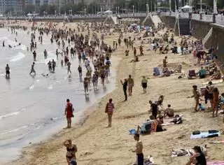 Los estudios para analizar las variaciones de la arena de la playa de San Lorenzo se reactivan: la razón no es su escasez