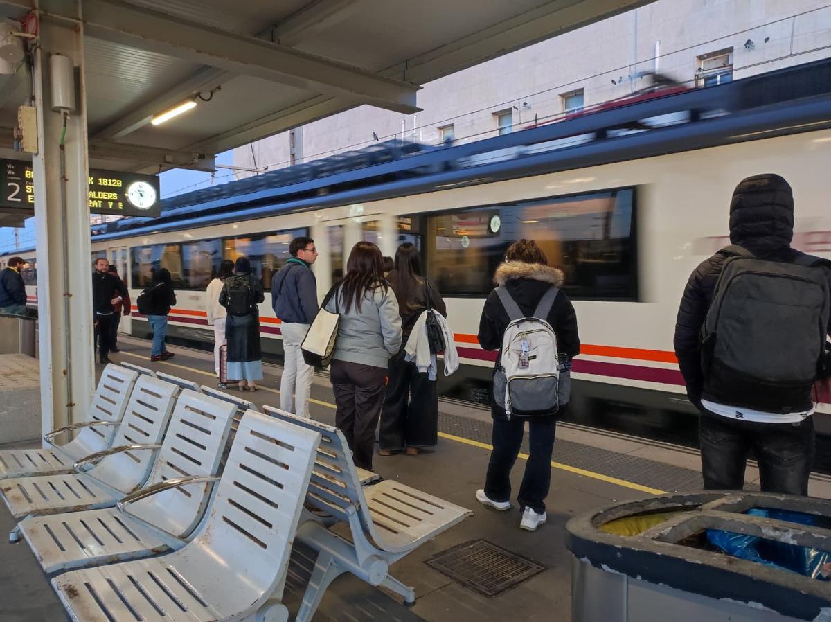 Usuarios antes de subir al tren en la estación de Tarragona, en dirección a Sant Vicenç de Calders, El Prat de Llobregat y, finalmente, Barcelona.