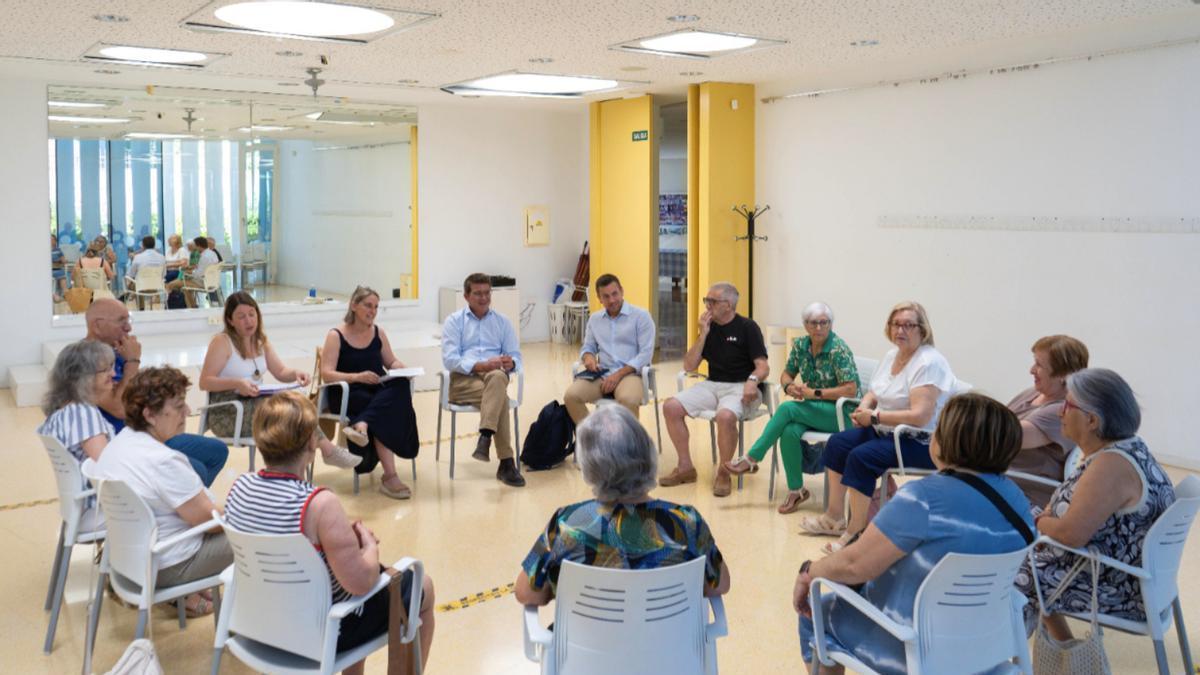 REunión del alcalde con usuarios del CIM Sant Rafel.