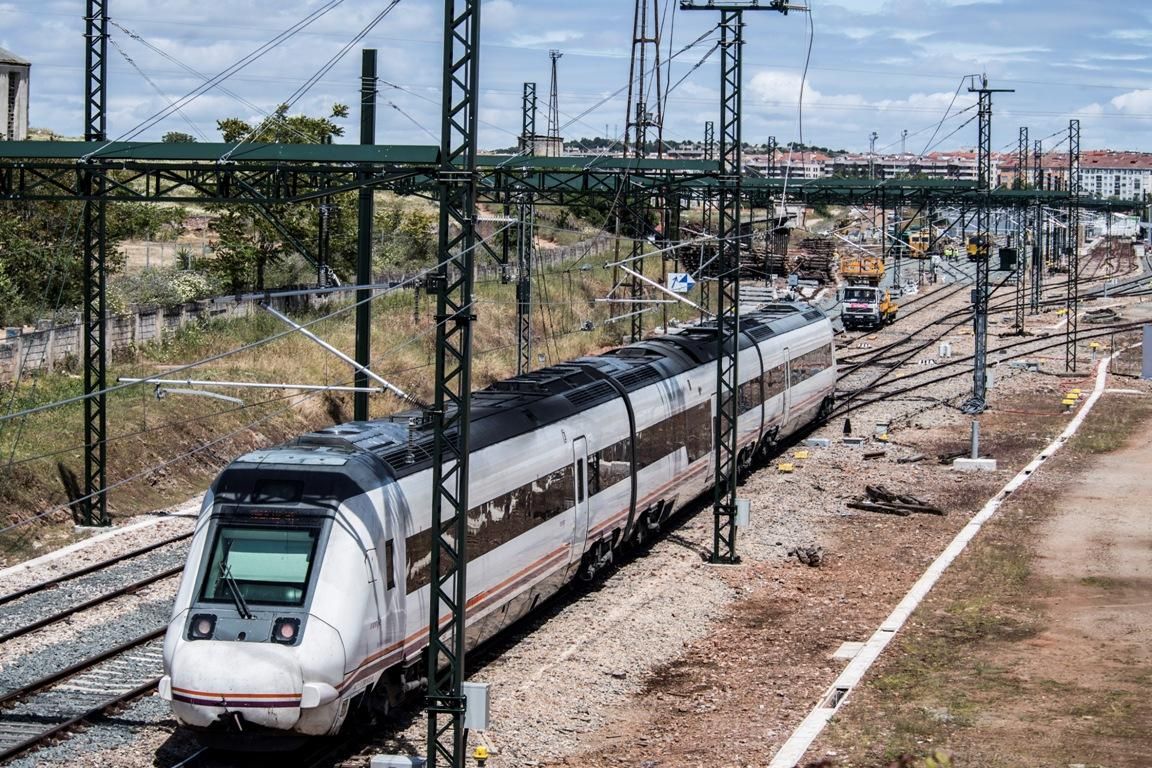 Galería | Trenes de media distancia llegan a Cáceres en imágenes de archivo