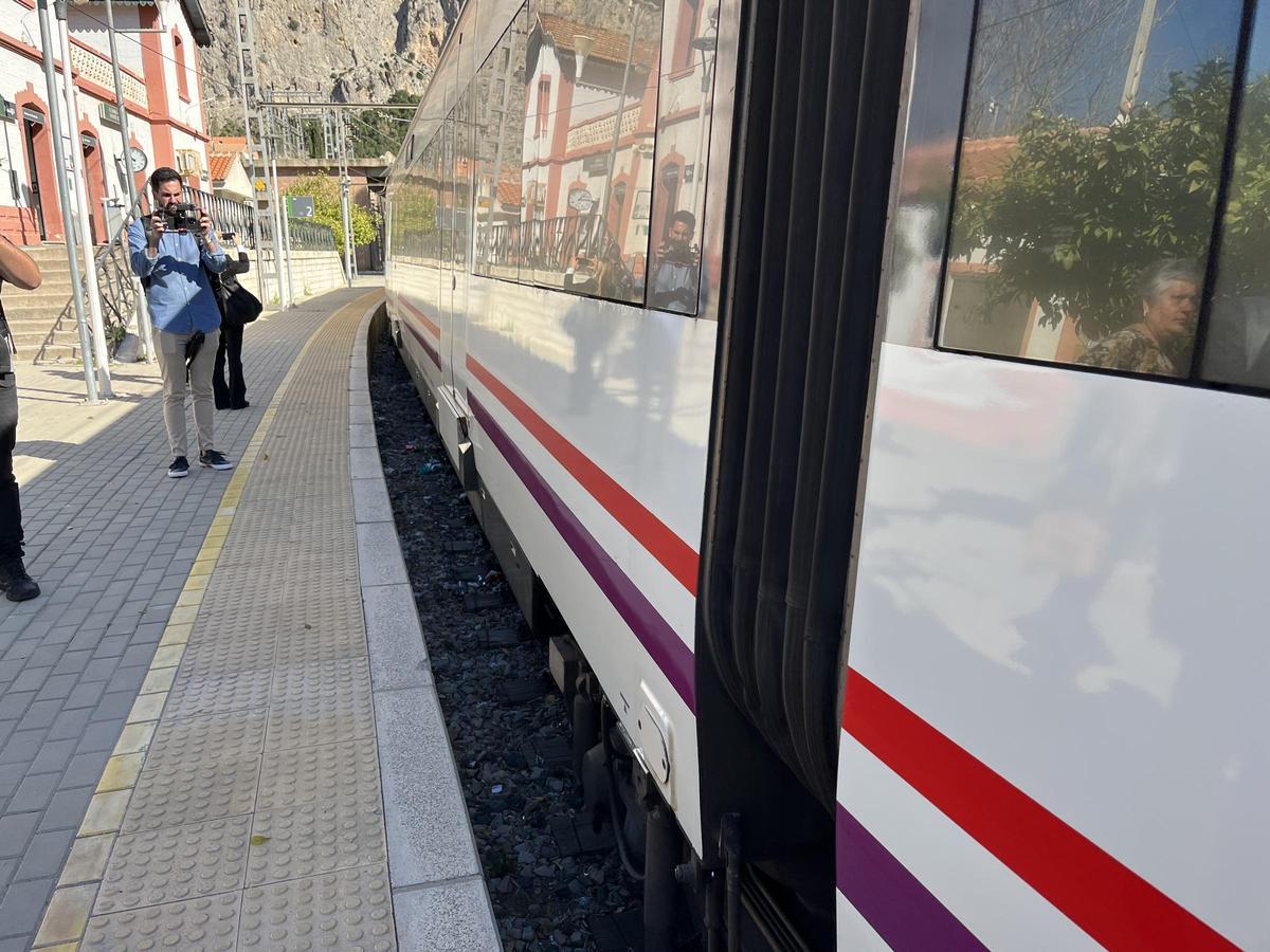 Un tren de la línea de Cercanías C2.