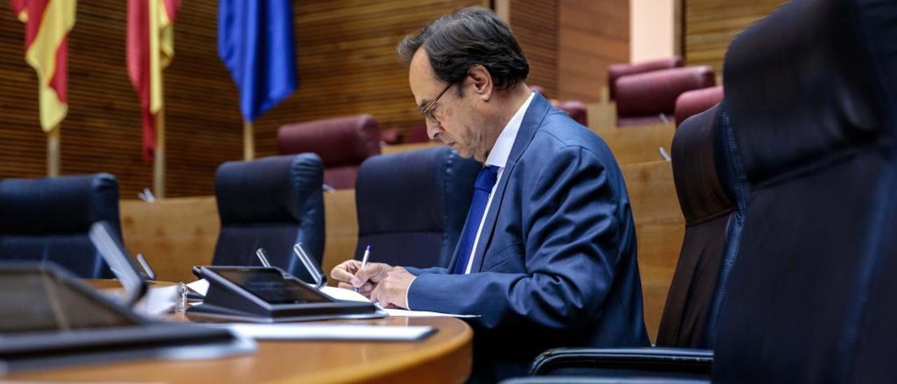 El conseller Vicent Soler en su escaño de las Cortes Valencianas esta misma semana.