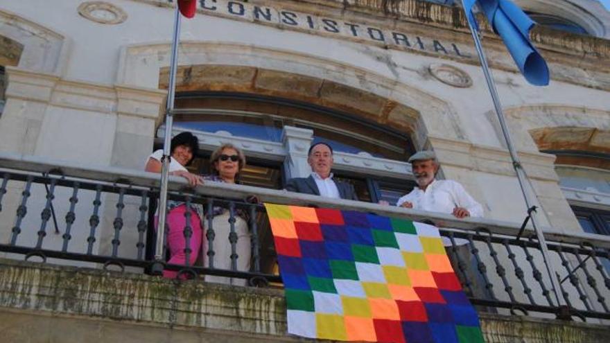 Siero cuelga en el balcón municipal la bandera indígena