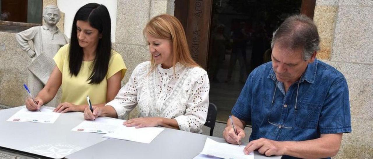 La investidura de Castiñeira, firmada con PSOE y BNG en la plaza pública. |   // TERE PÉREZ / MS