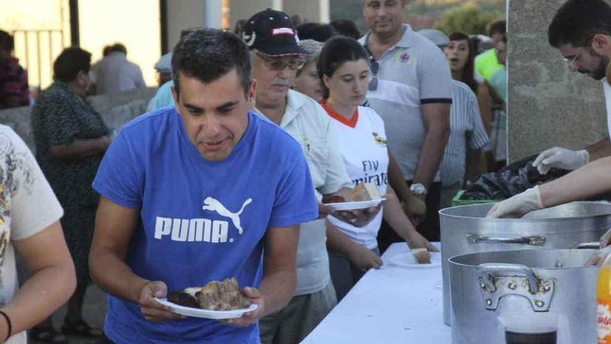 Los comensales salen con sus platos repletos para disfrutar de la fiesta.