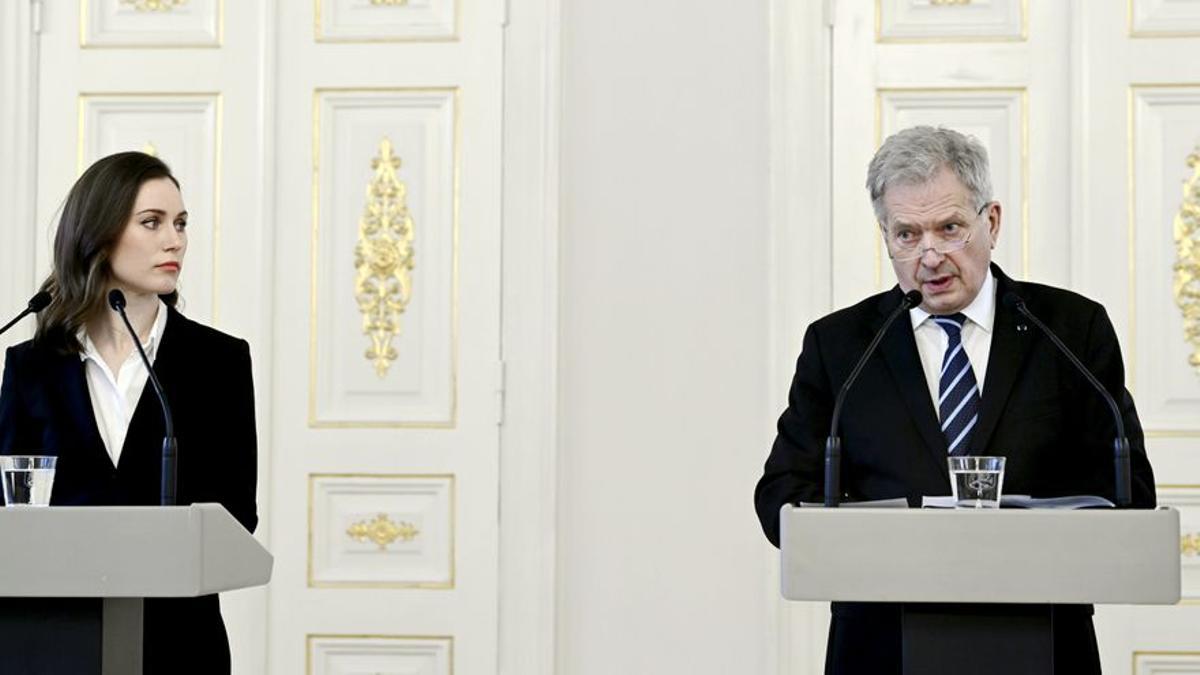El presidente finlandés, Sauli Niinisto (D) y la primera ministra, Sanna Marin.