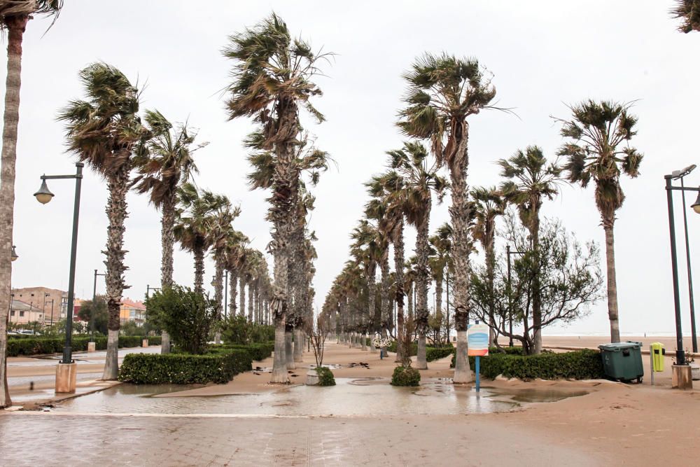 El temporal ''entierra'' en arena el paseo marítimo de València