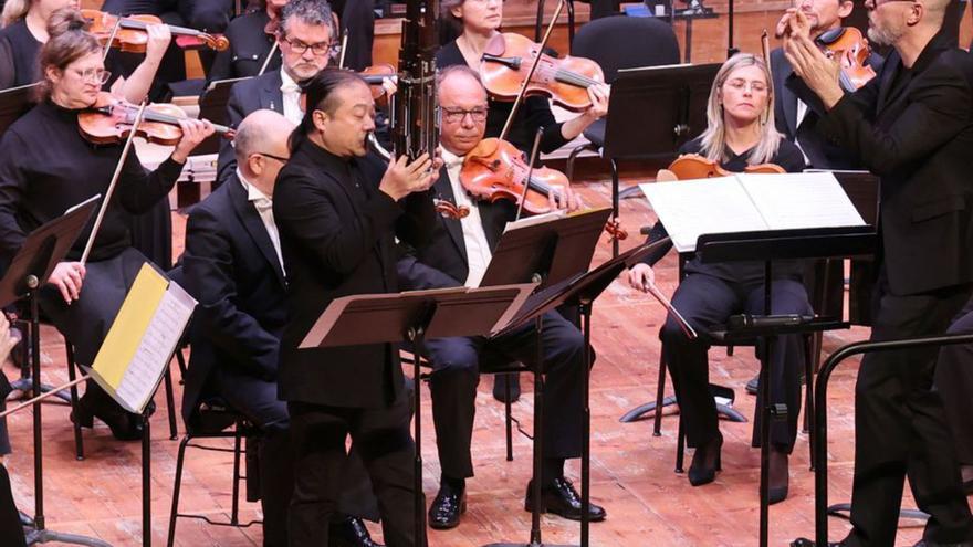 “El color de la memoria” suena en Vigo. La Real Filharmonía de Galicia llenó ayer el teatro Afundación con un programa que incluyó dos estrenos. Era la primera vez que sonaba en España “El color amarillo para sheng y orquesta” y lo hacía con Wu Wei, virtuoso de este instrumento milenario. Y también la primera que una orquesta interpretaba “Ecos vermellos”, de Itziar Viloria. | JOSÉ LORES