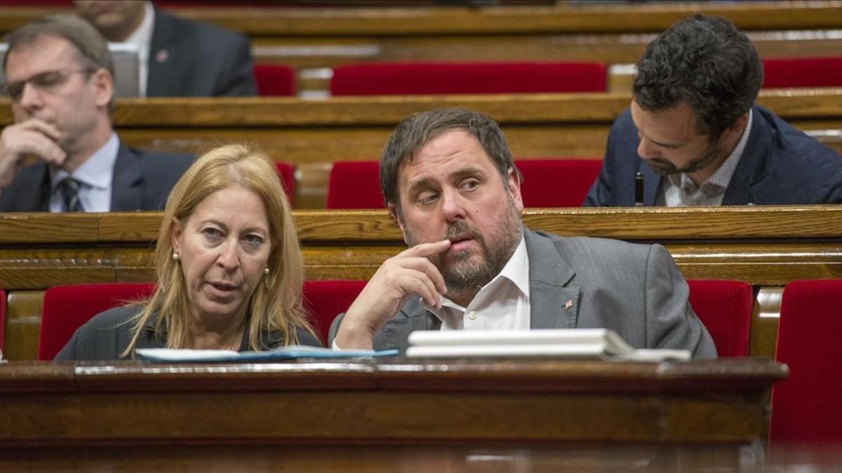La 'consellera' Neus Munté y el vicepresidente Oriol Junqueras, en el Parlament.