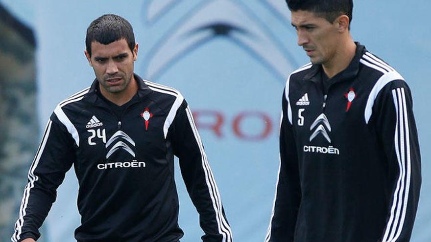 Hernández se abraza con Augusto en un partido // R. GROBAS