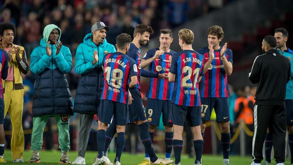 Los jugadores del Barça hacen el pasillo de despedida a Piqué en el Camp Nou.