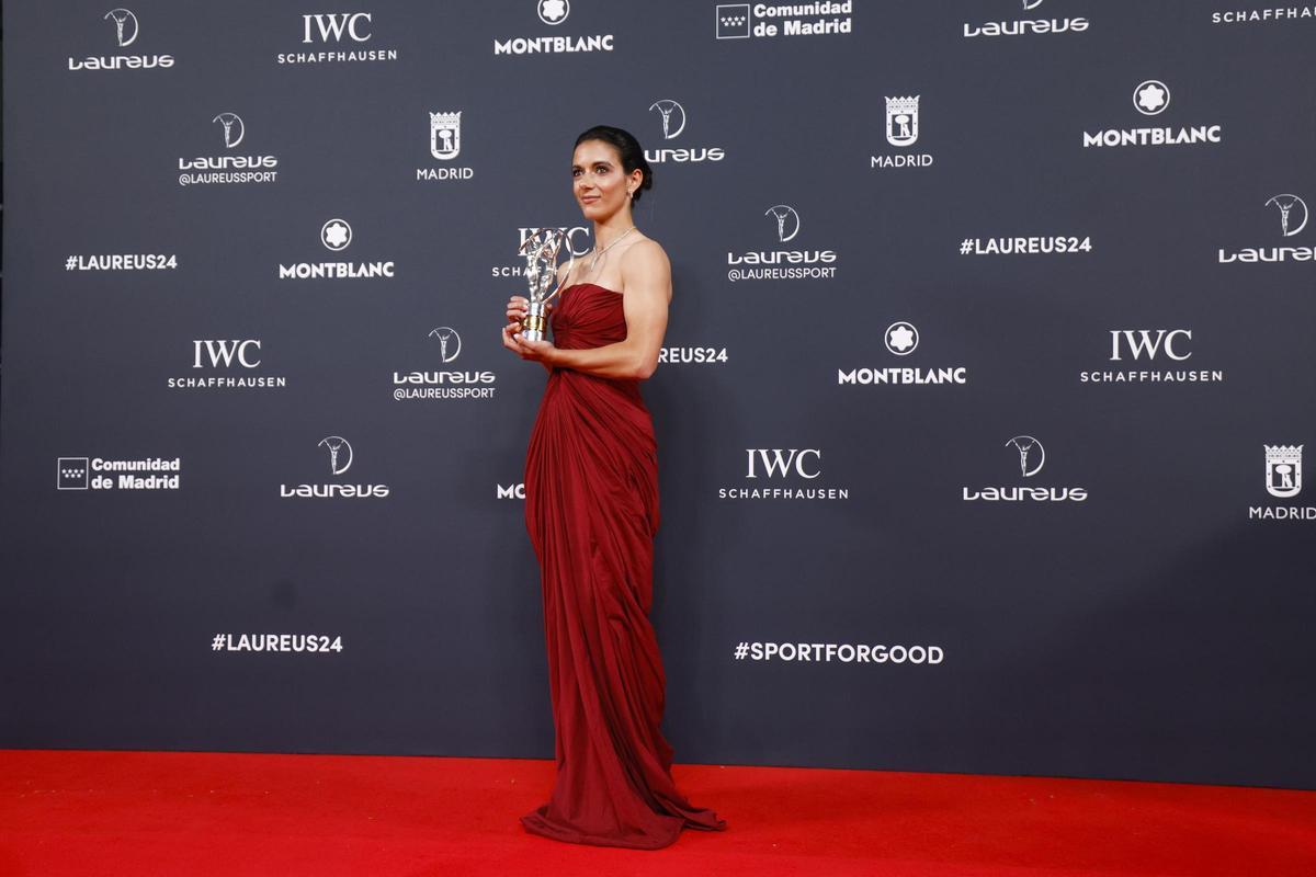 La jugadora del FC Barcelona Aitana Bonmatí posa con el premio a Mejor deportista femenina durante la gala de entrega de los Premios Laureus este lunes en el Palacio Cibeles de Madrid.