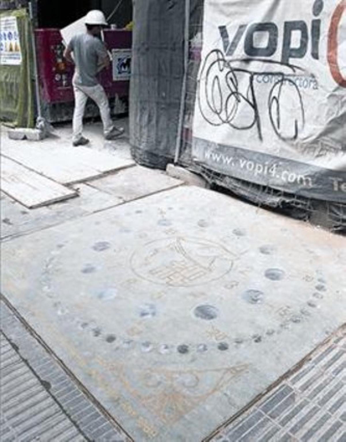 El reloj de luz de la Via Laietana, junto a las obras de construcción del hotel, el jueves.