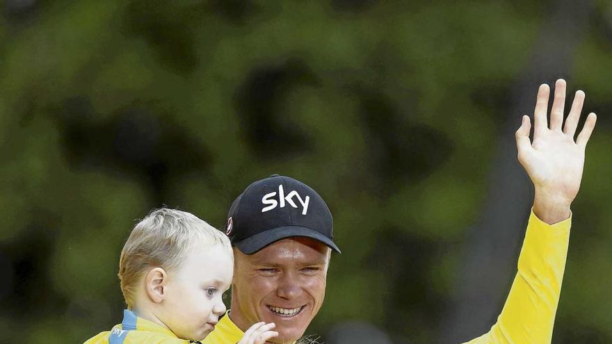 Chris Froome en el podio de París como vencedor de su cuarto Tour de Francia y con su hijo Kellan.