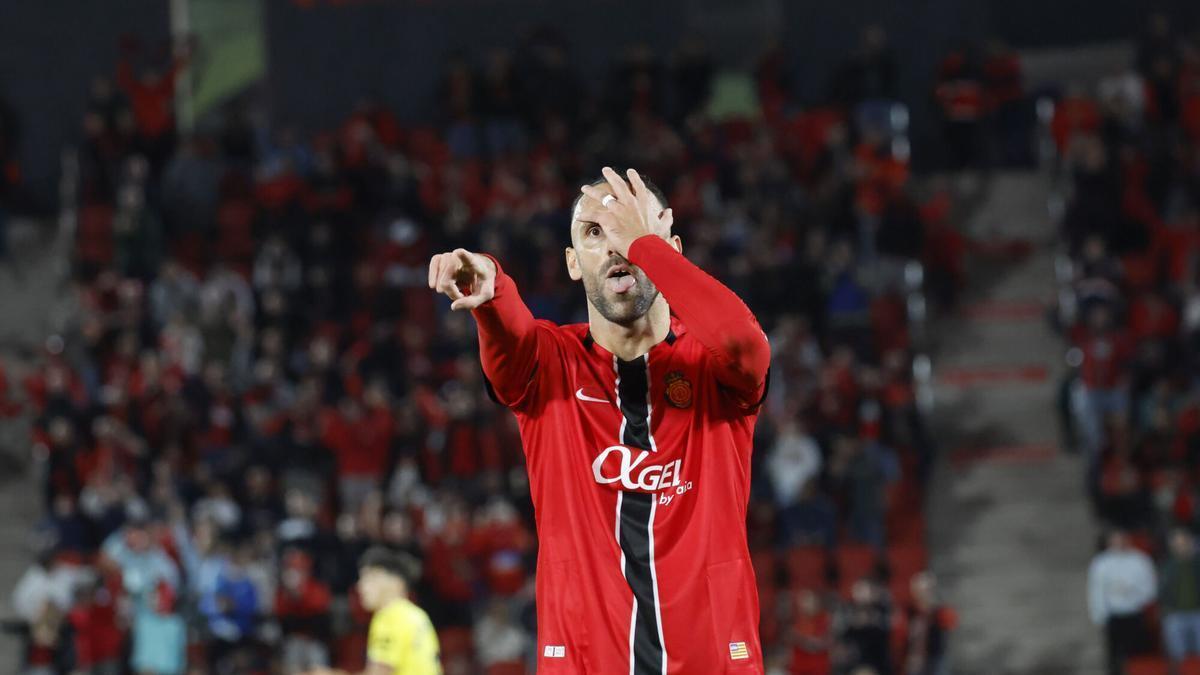 El delantero kosovar del Mallorca Vedat Muriqi celebra tras anotar el primer gol de su equipo durante el partido de la jornada 12 de LaLiga EA Sports que el RCD Mallorca y el Getafe CF disputan este domingo, en el estadio de Son Moix en Palma de Mallorca. EFE/ Cati Cladera. (Mallorca) (Getafe)