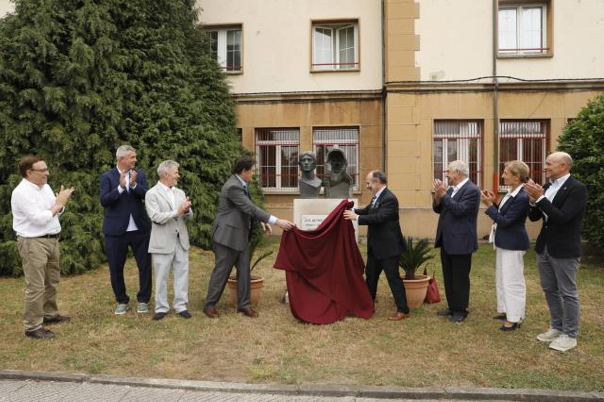 Momento en el que José Cecchini y el rector Ignacio Villaverde descubren el busto del exvicerrector y campeón del mundo de sambo, flanqueados de izquierda a derecha por Juan Vázquez, Celestino Rodríguez, Vicente Gotor, Marta Mateo y Javier Fernández-Rio, director del servicio de Deportes de la Universidad.