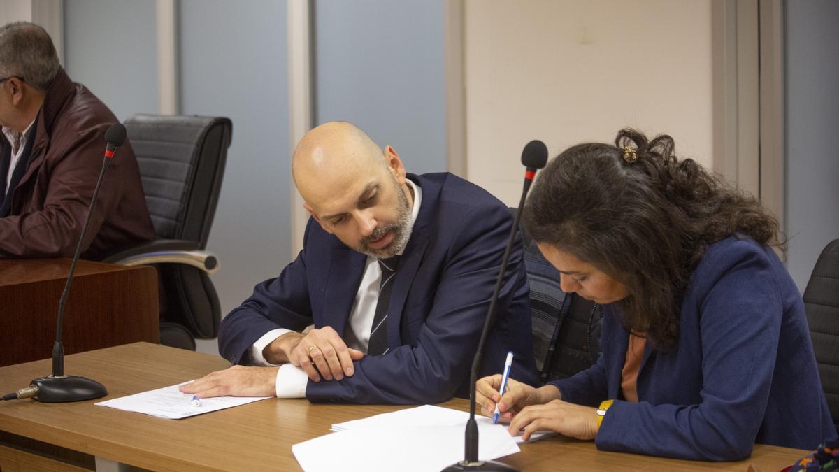 Un momento del sorteo del jurado celebrado el viernes en la Audiencia. En la imagen, el letrado José María Torras y la procuradora Alicia Pedrosa, por acusación particular. Al fondo a la izda, el procurador Juan Navarrete, por la defensa.