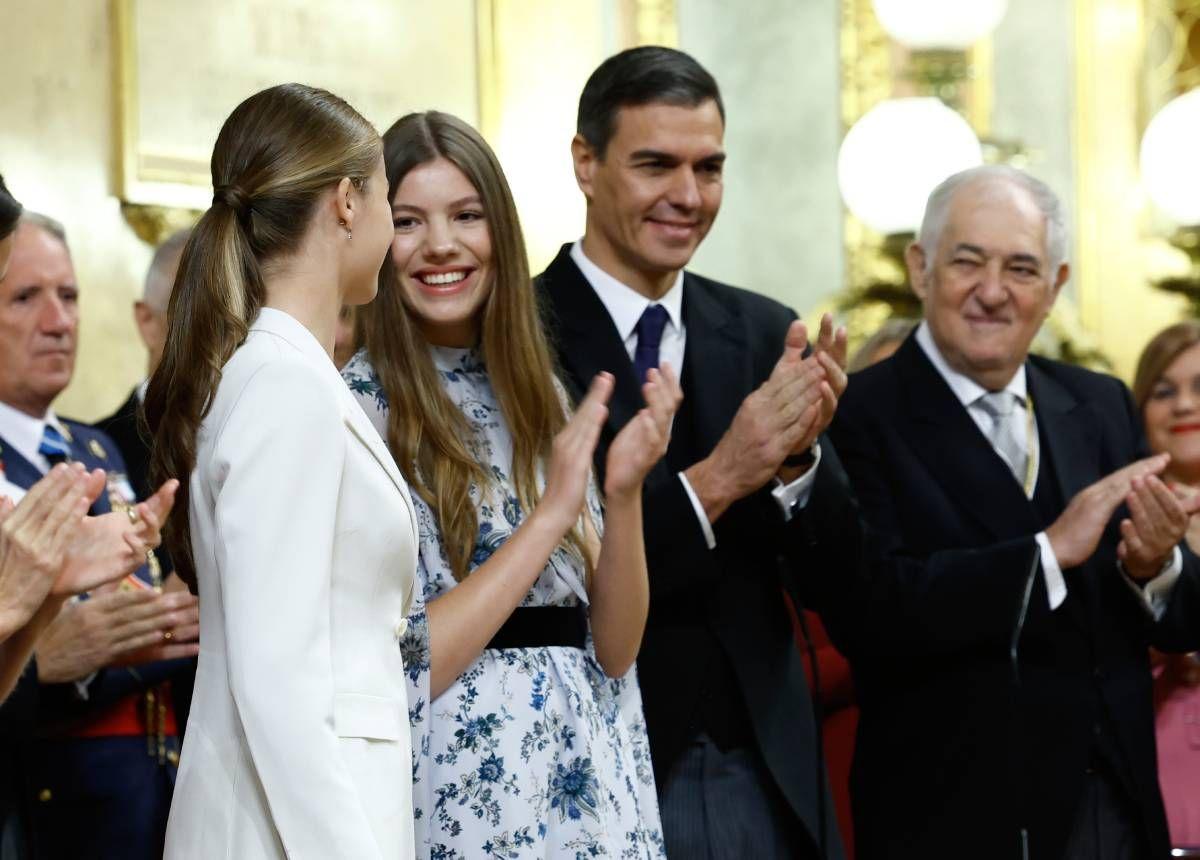 La infanta Sofía sonríe a su hermana, la princesa Leonor