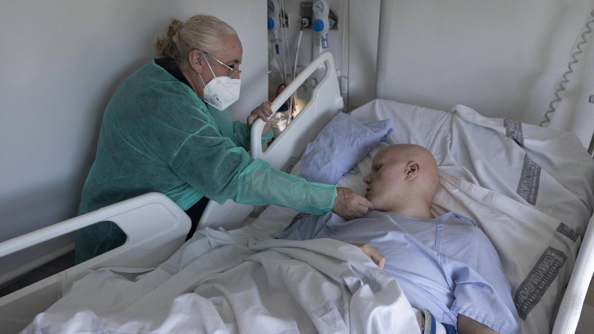 Maria Rosa cuida de su hijo Pedro, aún en el hospital, tras ser operado del cerebro.