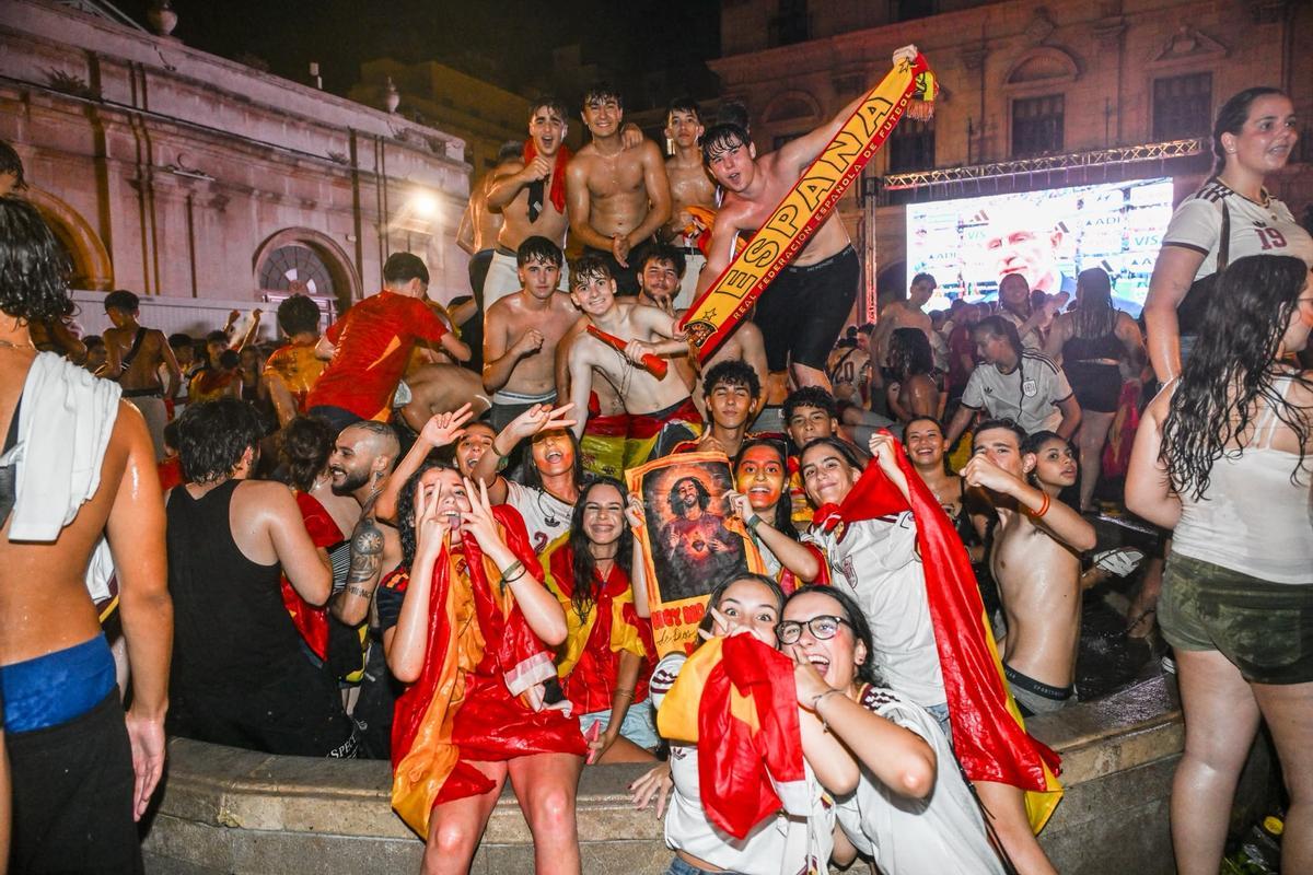 Los más jóvenes, celebrando en la fuente de la Plaza Mayor.