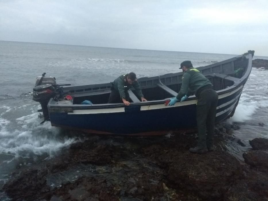 Una patera con al menos 11 inmigrantes llega de madrugada a Las Caletas