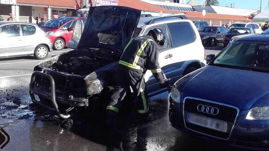 Un bombero durante las labores de extinción.