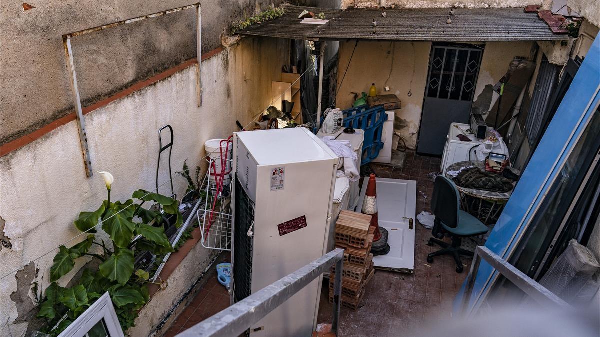 Los electrodomésticos rebosan en el exterior de la vivienda donde se produjo el cortocircuito. 