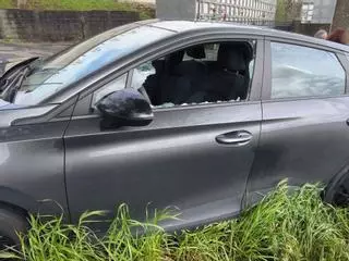 Revientan la ventanilla de un coche para robar durante un entierro en una parroquia de Zas