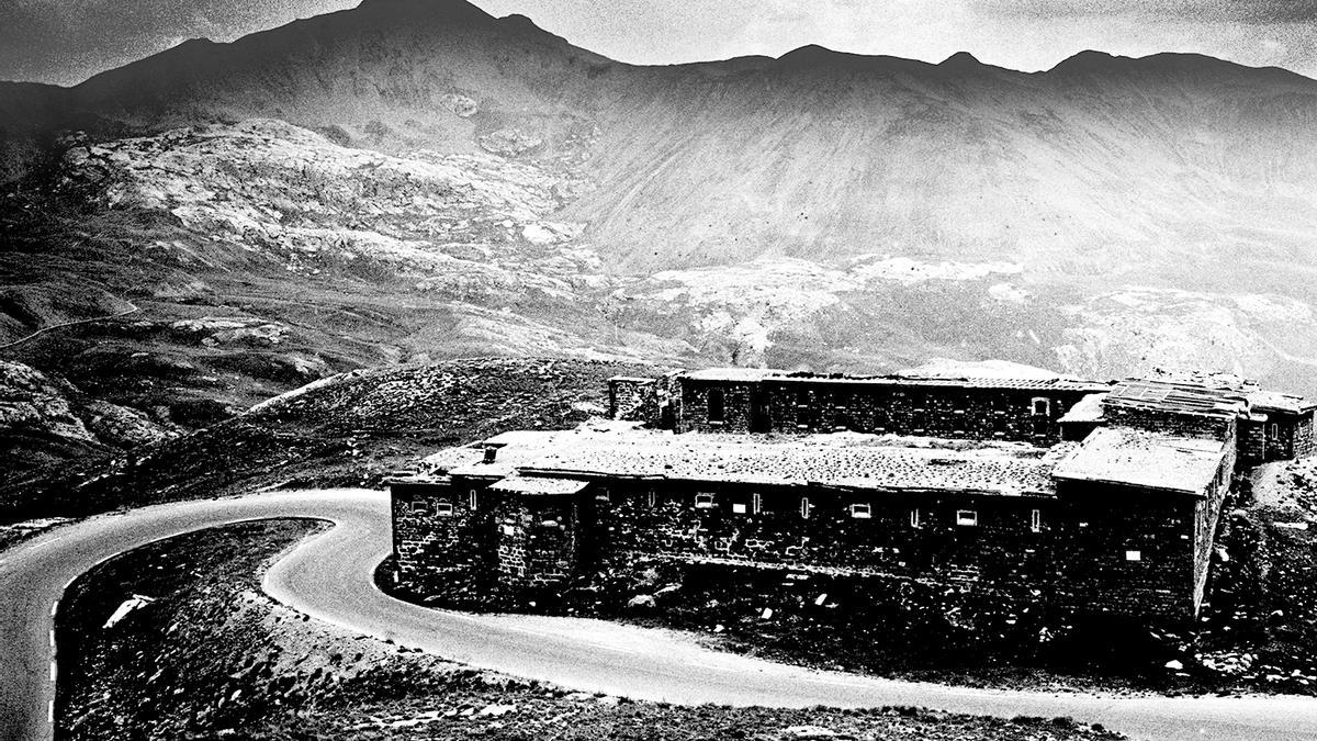 1.- Historia. La fortaleza militar “Casernes de Restefond”, en plena ascensión al Col de La Bonette, un puerto de 24 kilómetros que construyó Napoleón para unir Niza con Briançon.