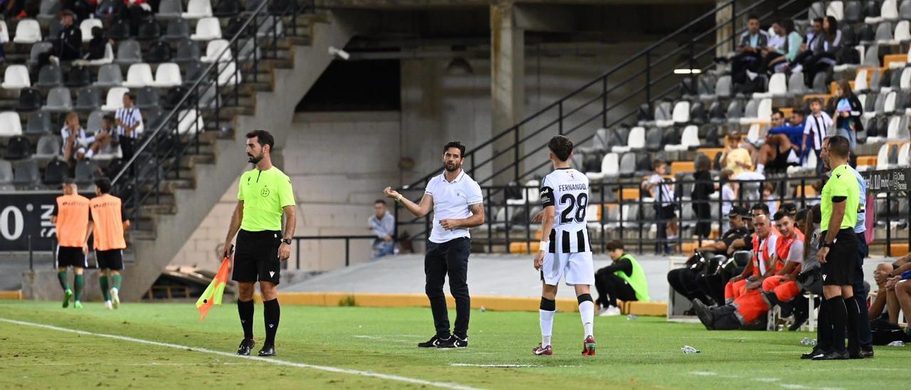 Isaac Jové da instrucciones a Fernando Moreno durante el encuentro ante el Racing de Ferrol.