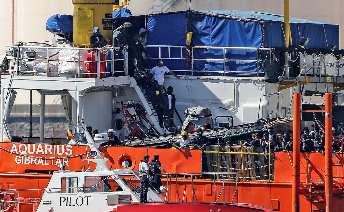 El Aquarius llega al puerto de Valencia con 106 inmigrantes a bordo