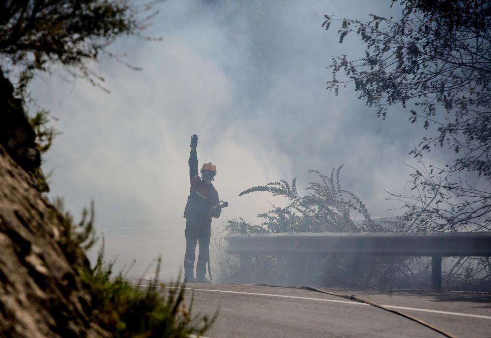 Los bomberos luchan contra el fuego en Guadalest