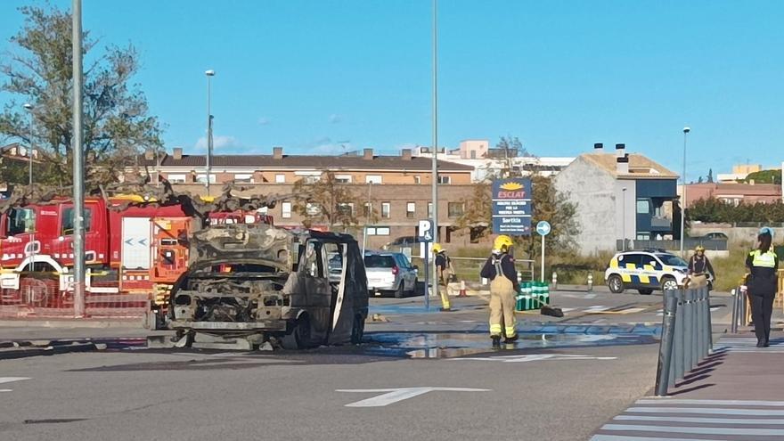 Crema una furgoneta a l&#039;aparcament d&#039;un supermercat de Figueres