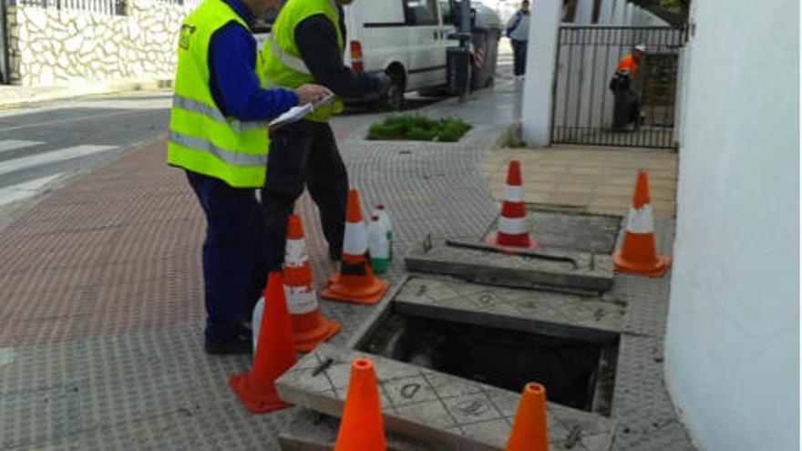 Trabajadores de Cableven instalando fibra óptica.