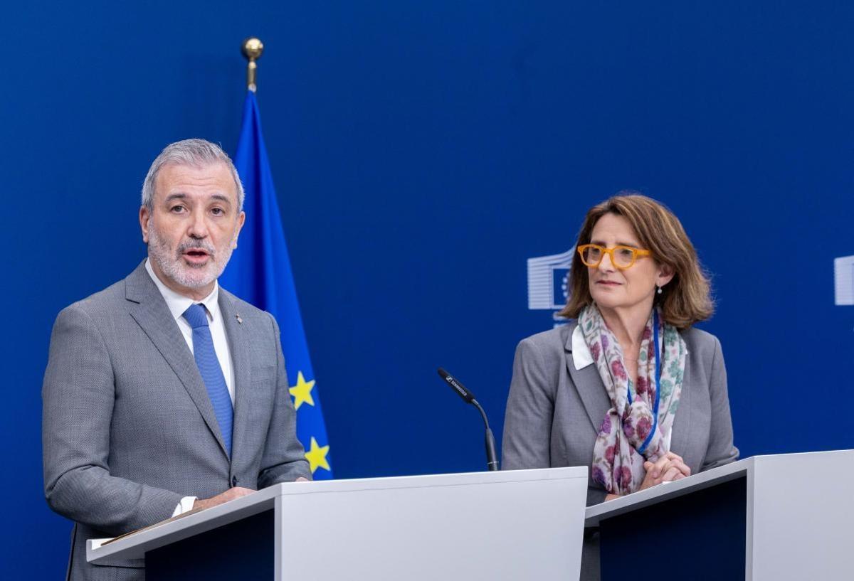 El alcalde de Barcelona Jaume Collboni, junto a la vicepresidenta primera de la Comisión Europea, Teresa Ribera, durante una rueda de prensa.