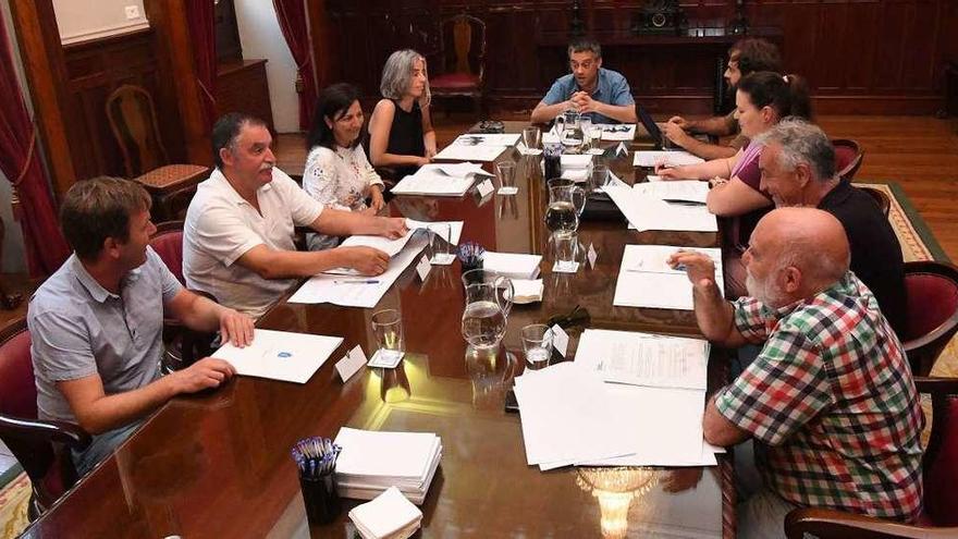 El alcalde de A Coruña preside, ayer, la reunión con regidores, concejales y asesores de concellos de la comarca.