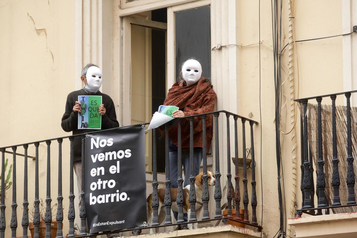 Protesta contra la conversión de un edificio de viviendas de alquiler tradicional en arrendamiento turístico.