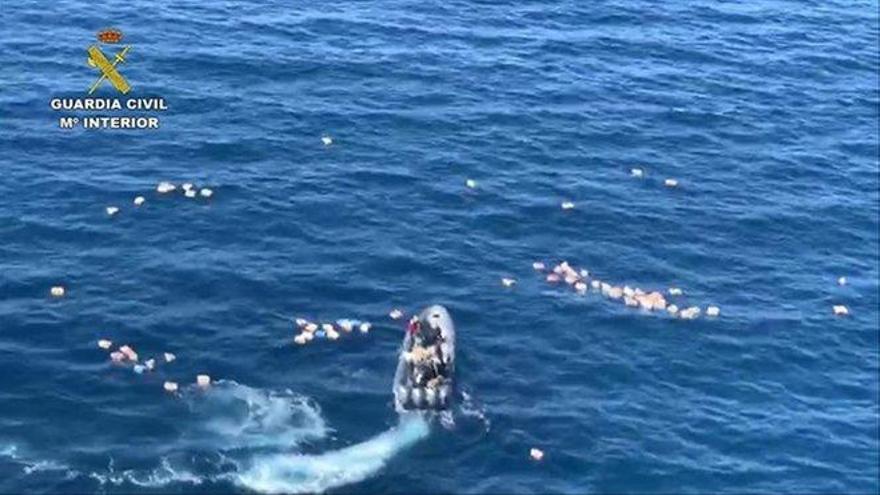 Una narcolancha y una embarcación de la Guardia Civil chocan durante una persecución en Mijas