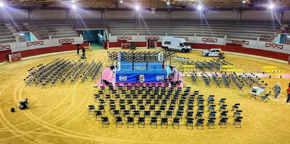 El ring se instaló en la arena de la plaza de toros.  | SERVICIO ESPECIAL
