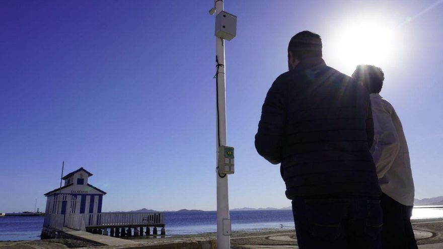 Los Alcázares instala cámaras para evitar aglomeraciones en las playas