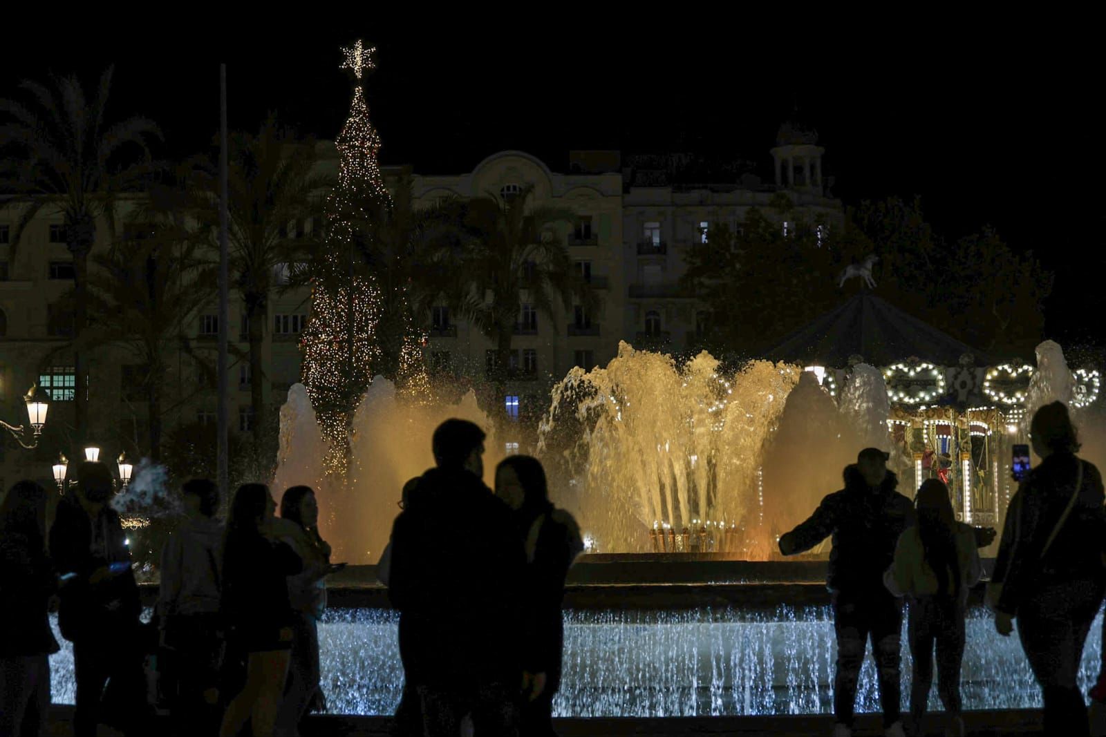 El centro de València, a reventar de gente por la decoración de Navidad