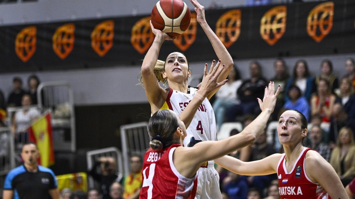 Mariona Ortiz lanza a canasta durante el partido frente a Croacia de clasificación