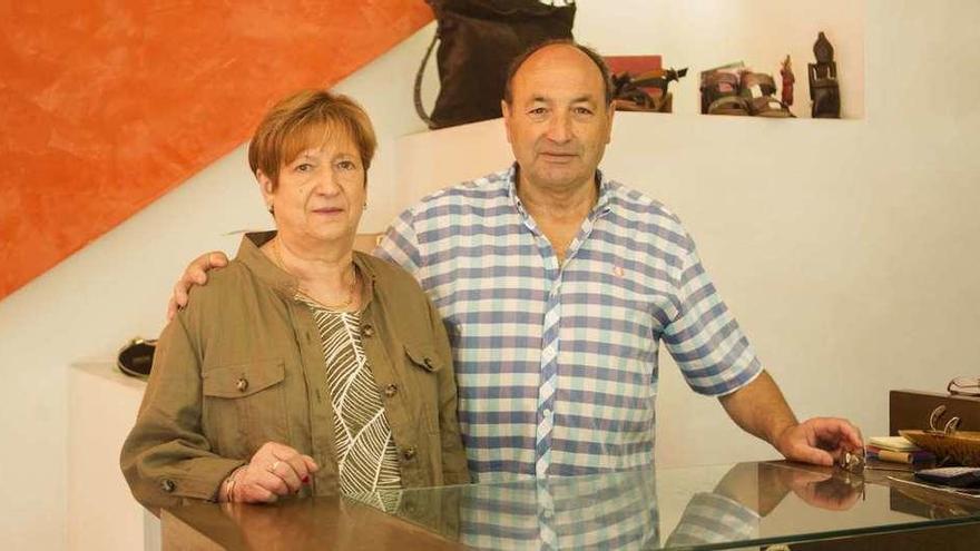 Celsa Casal Montoto y Luis Alberto López Villar, en el mostrador de su zapatería de la calle Wenceslao Calvo Garra de Lalín. // Bernabé/Ana Agra