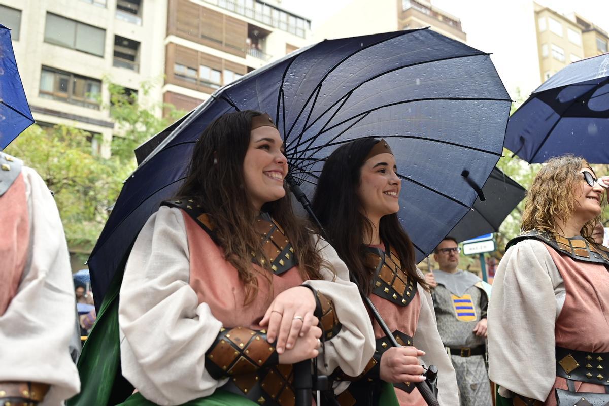 Galería de imágenes: La Germandat dels Cavallers de la Conquesta desafía a la lluvia para homenajear al monarca