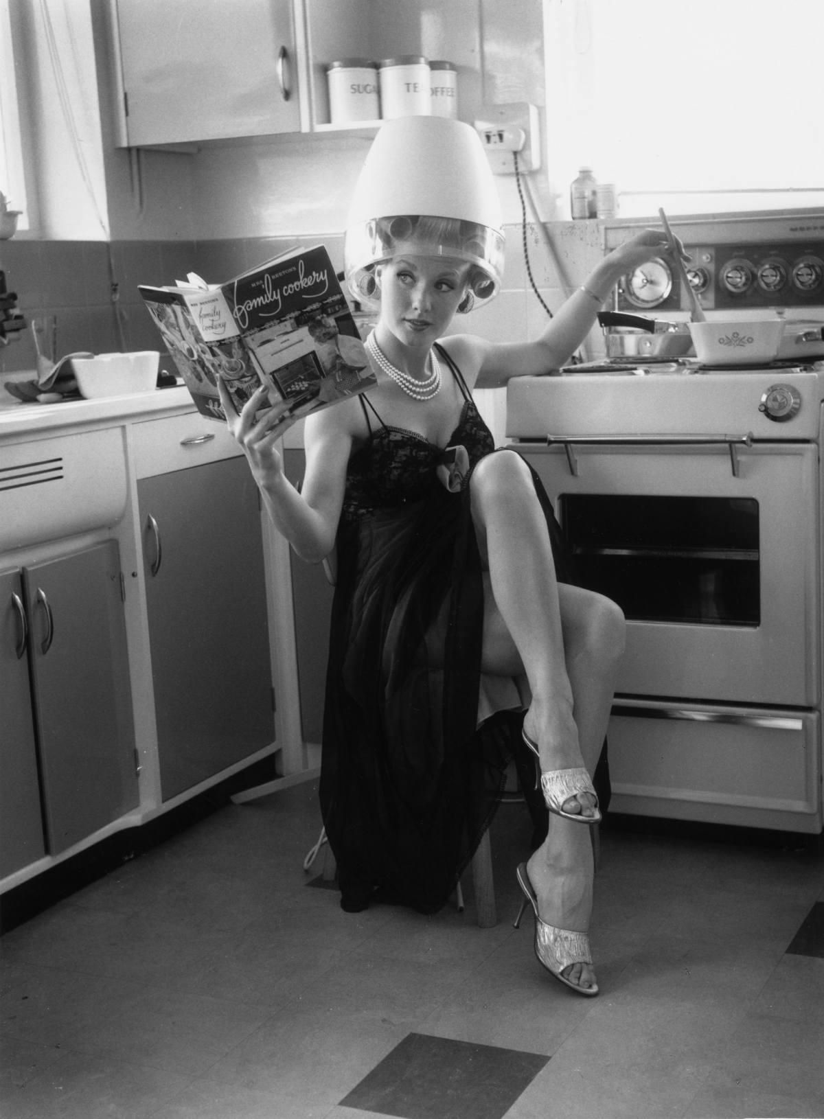 La actriz Barbara Roscoe leyendo una revista de cocina en 1963