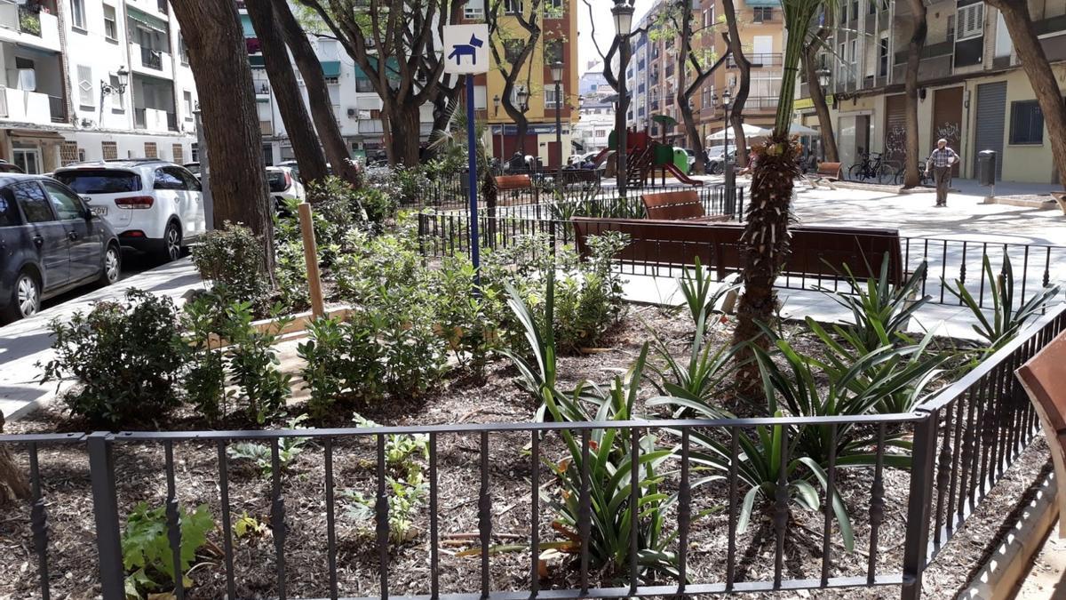 Las jardineras de uno de los vallados se han mejorado y rehabilitado.