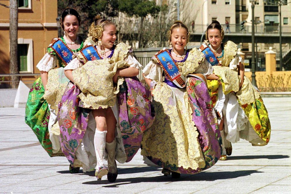 Una foto mítica para Levante-EMV: en el Extra de Fallas de 2001. Rocío es la de la derecha. La que corre a su lado, en primer término, es Carmen Sancho de Rosa y la que lo hace delante de nadie es Marta Sobrino, que también la acompaña este año en la corte adulta.