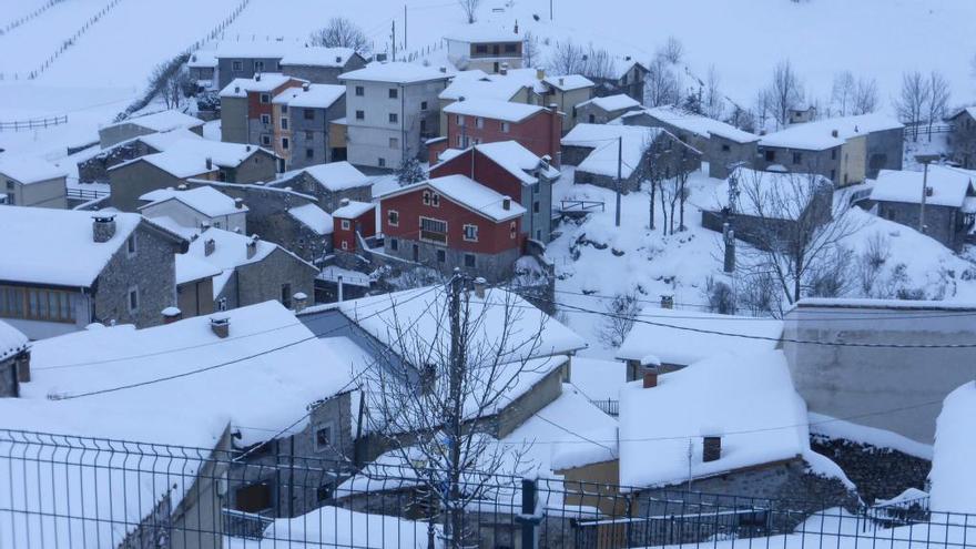 El pueblo de Sotres, con los tendidos eléctricos que se van a soterrar