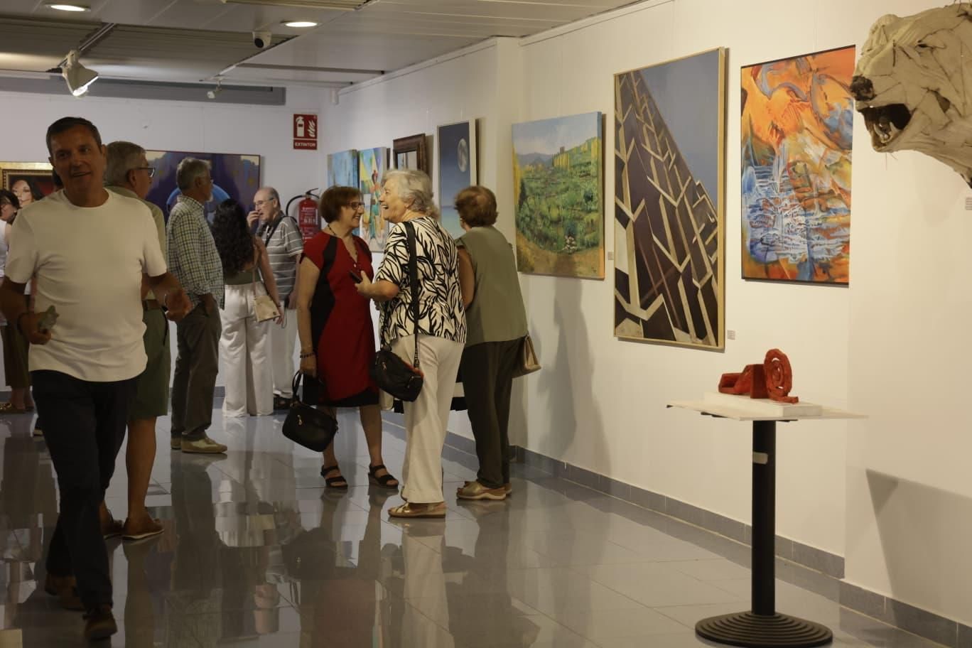 El Club INFORMACIÓN inaugura una exposición con obras de más de 50 artistas pertenecientes a la Asociación Espejo de Alicante