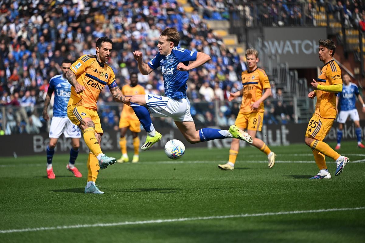 22 March 2026, Italy, Como: Como's Jesus Rodriguez in action during the Italian Serie A soccer match between Como 1907 and Pisa at the Stadio Giuseppe Sinigaglia Djarum. Photo: Tiziano Ballabio/LiveMedia-IPA/ZUMA Press Wire/dpa Tiziano Ballabio/LiveMedia-IPA/Z / DPA 22/03/2026 ONLY FOR USE IN SPAIN. Tiziano Ballabio/LiveMedia-IPA/Z / DPA;soccer;sports;football;Italy Serie A - Como 1907 vs Pisa